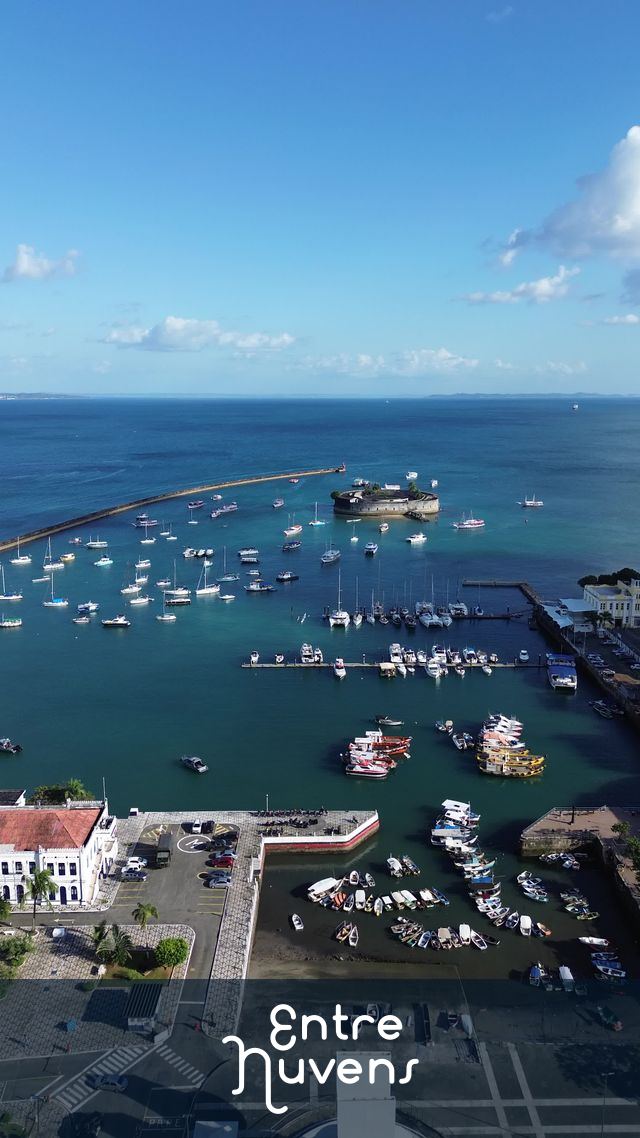 Barcos ancorados na Baía de Todos-os-Santos