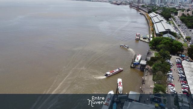 Barcos chegando no porto