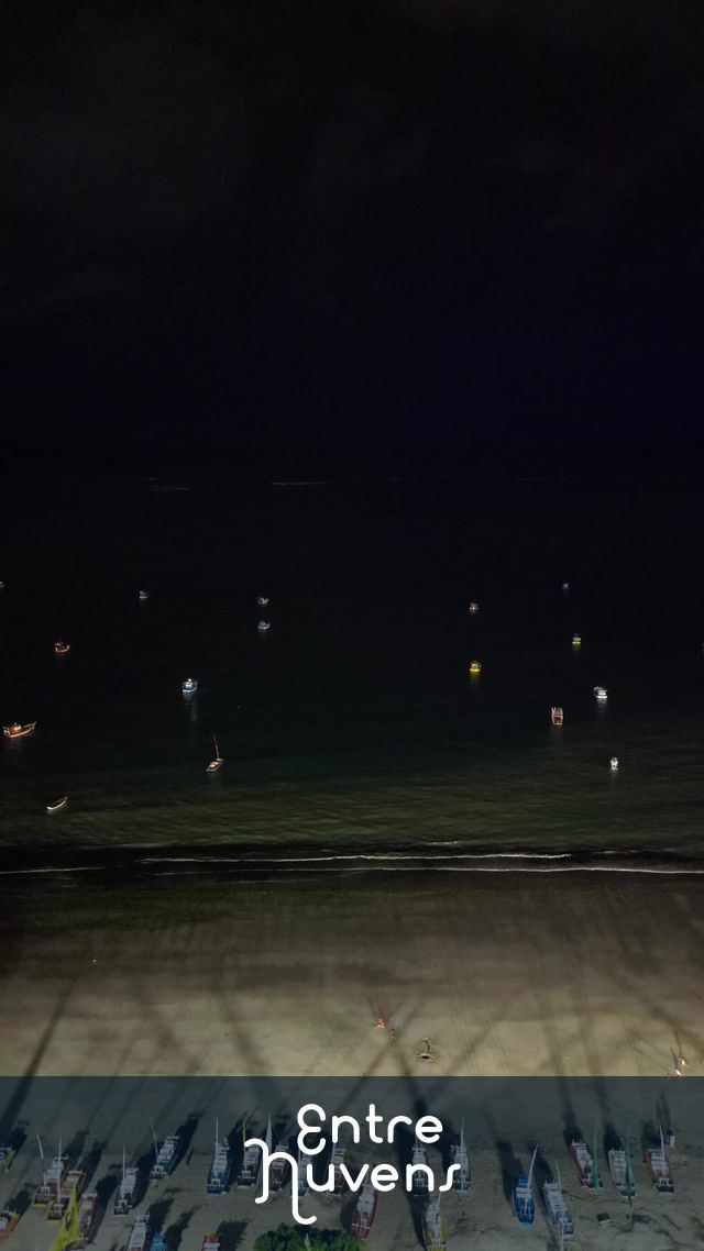 Barcos coloridos iluminados à noite na praia - Pajuçara — vídeo aéreo de Maceió