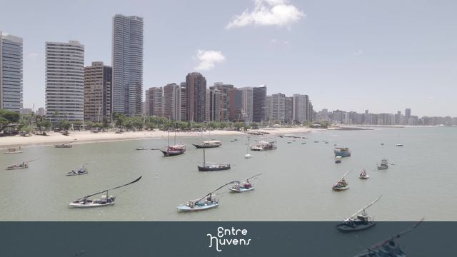 Barcos de pesca e arranha-céus na orla