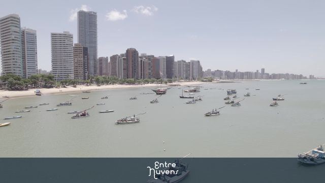 Barcos de pesca no litoral urbano