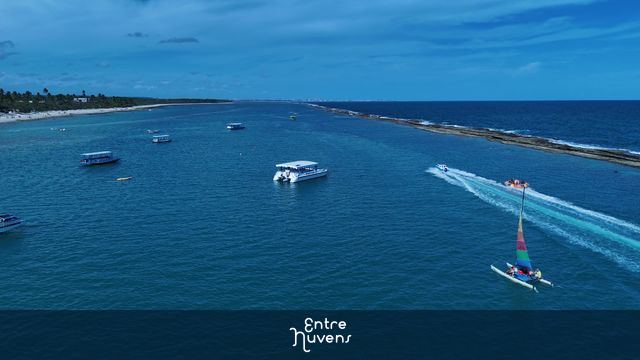 Barcos navegando  / Praia do Frances - Alagoas  — vídeo aéreo de Marechal Deodoro