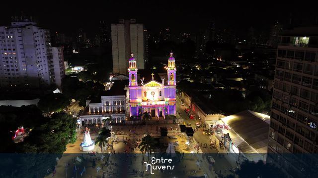 Basílica de Nossa Srª de Nazaré iluminada e colorida via videomapping e Centro Arquitetônico de Nazaré CAN — vídeo aéreo de Belém