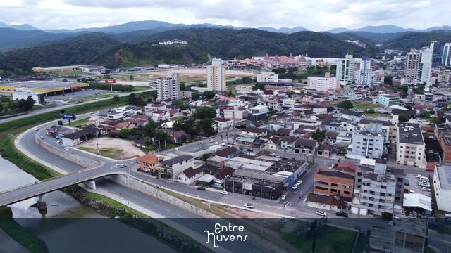 Beira Rio e bairros próximos — vídeo aéreo de Brusque