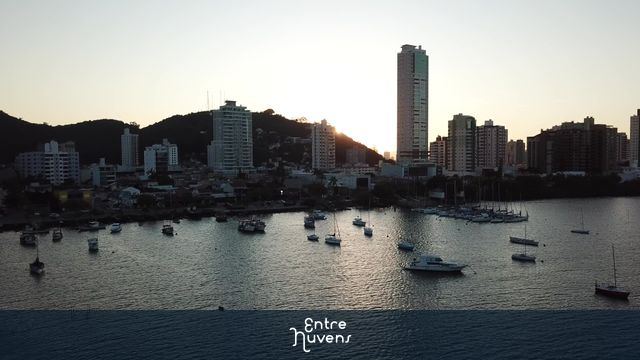 Beira Rio Itajaí, Santa Catarina, fim de tarde com barcos.