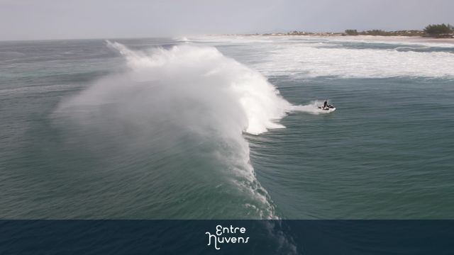 Big wave em Monte Alto — vídeo aéreo de Arraial do Cabo