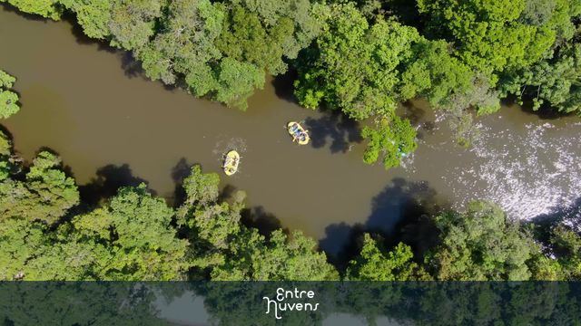 Botes descendo o rio em Juquitiba