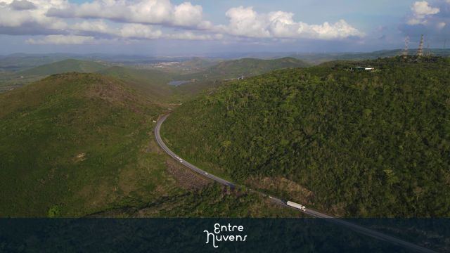 BR-232, ao fundo Ponte Cascavel chegando ao Tunel Cascavel na Serra das Russas. — vídeo aéreo de Gravatá