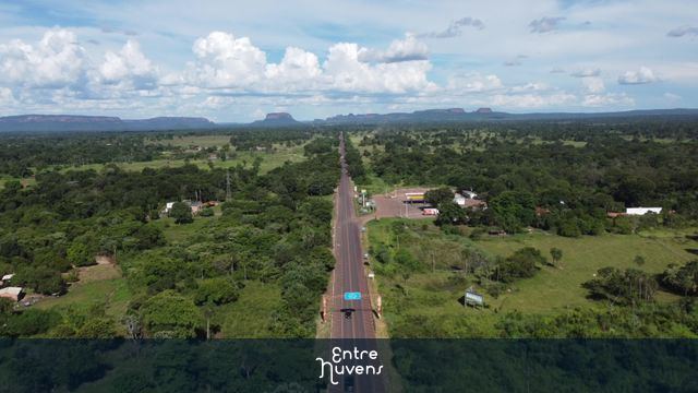 BR262 com moraria de fundo — vídeo aéreo de Anastácio