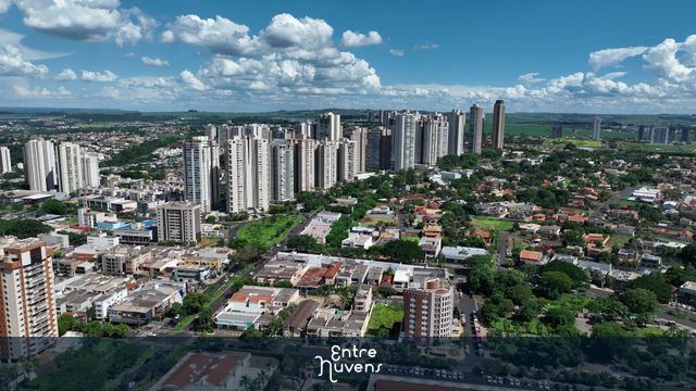 Buildings and vehicles traveling along Avenida Joao Fiusa and the intersection with Avenida Wladimir Meireles