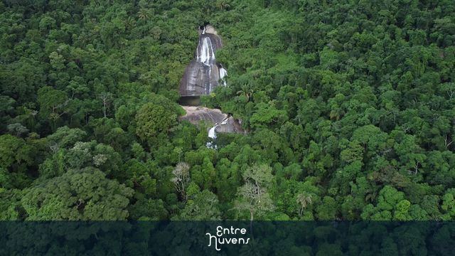 Cachoeira do Paquetá em Ilhabela, cercada por toda mata nativa