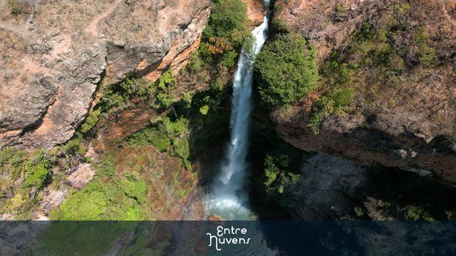 Cachoeira entre cânions rochosos, Salto do Itiquira