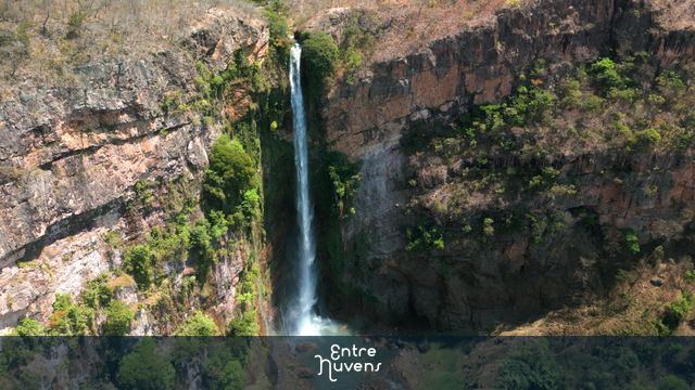 Cachoeira entre paredões rochosos — vídeo aéreo de Formosa