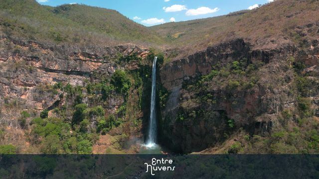 Cachoeira majestosa em cânion rochoso