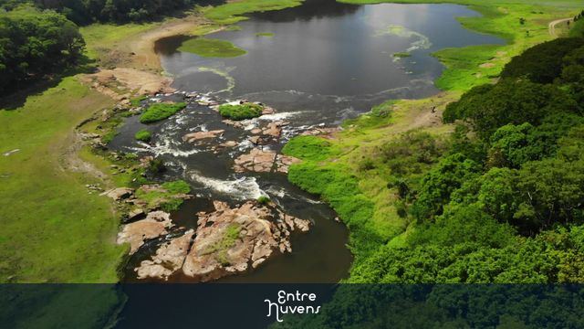 Cachoeira na represa e corredeiras 