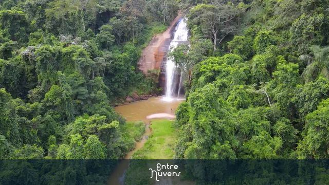 Cachoeira no interior de Minas Gerais — vídeo aéreo de Vieiras
