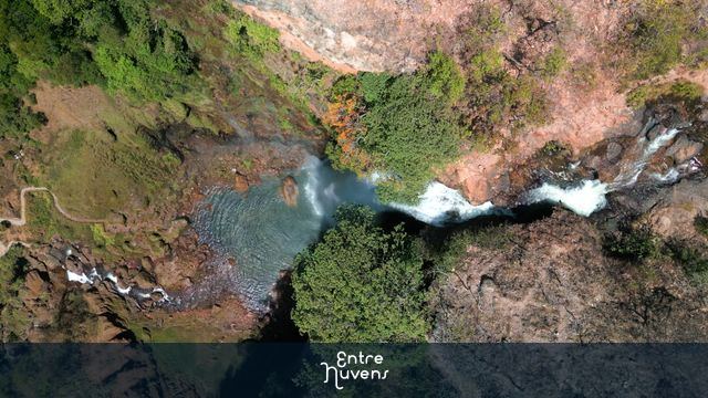 Cachoeira vista de cima em meio à natureza
