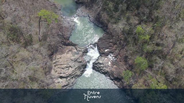 Cachoeira...afastando — vídeo aéreo de Chapadão do Sul