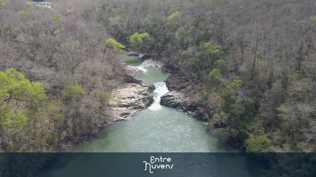 Cachoeira...aproximação — vídeo aéreo de Chapadão do Sul