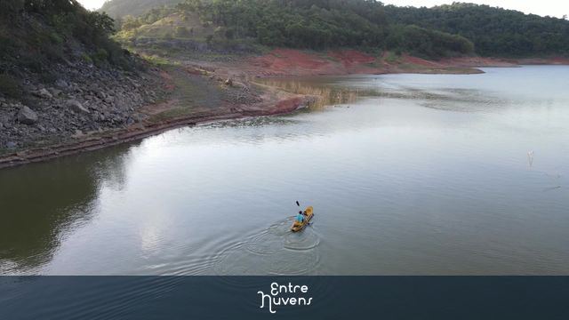 caiaque em movimento na represa de Juaguary