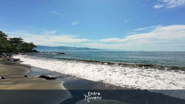 Caminhada Relaxante em Praia Deserta com Vista para o Mar — vídeo aéreo de Ilhabela