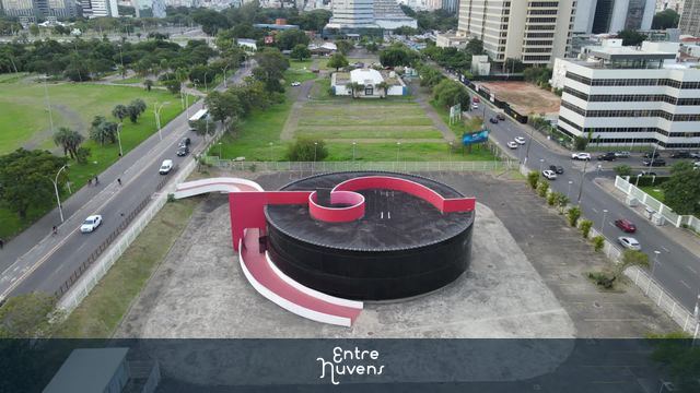 Caminho Espiral Vermelho no Memorial Luiz Carlos Prestes — vídeo aéreo de Porto Alegre