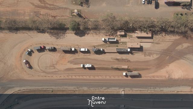 Caminhões em fila em área de pesagem rural — vídeo aéreo de São Paulo
