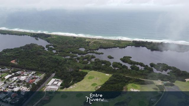 Campo Olímpico de Golfe, Mar e Lagoa de Marapendi na Barra da Tijuca, Rio de Janeiro/RJ em dia nublado