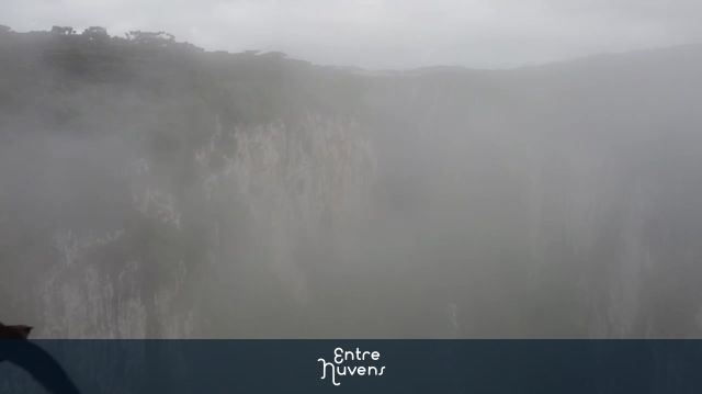 Cânion entre nuvens  — vídeo aéreo de Cambará do Sul