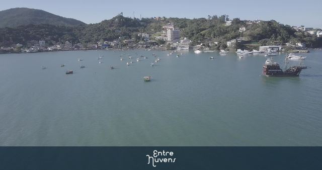 Canto da praia com barcos e dia ensolarado — vídeo aéreo de Itapema