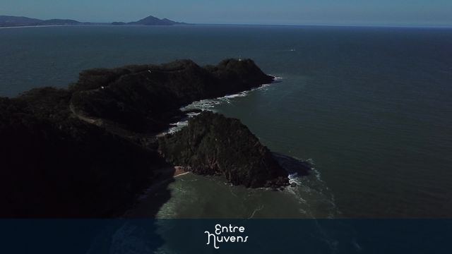 Canto do Morcego e Solidão, com barco de pesca e navio ao fundo - Itajaí, Santa Catarina, Brasil