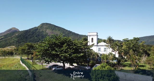 Capela Nª Sª da Saúde com o IFF ao fundo, Ubatiba, Maricá/RJ