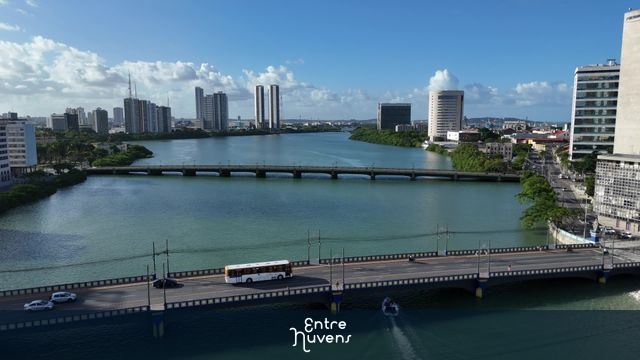 Capibaribe sentido Cais da Aurora — vídeo aéreo de Recife