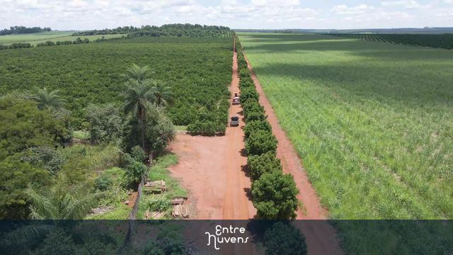 Carro e trator em meio a plantaçoes — vídeo aéreo de Casa Branca