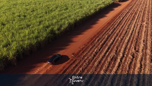 Carro percorre estrada de terra rural — vídeo aéreo de Santa Bárbara d'Oeste