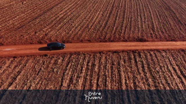 Carro solitário em estrada de terra rural — vídeo aéreo de Santa Bárbara d'Oeste