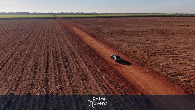 Carro solitário em estrada rural vermelha — vídeo aéreo de Santa Bárbara d'Oeste