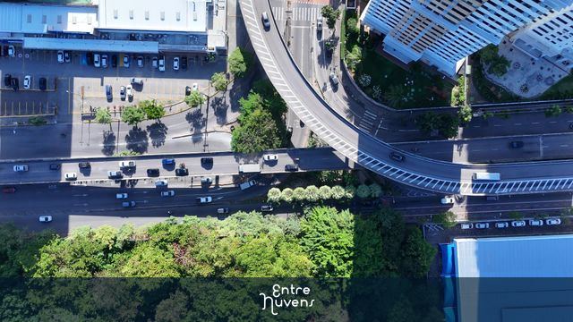 Carros em viaduto