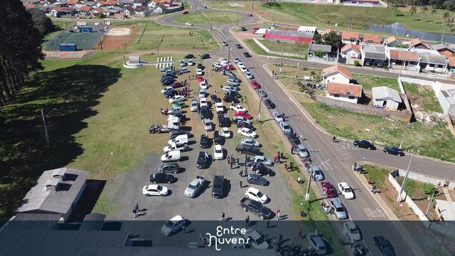 Carros estacionados, grande movimentação de carros, evento e carros parados perto de lago — vídeo aéreo de Guarapuava