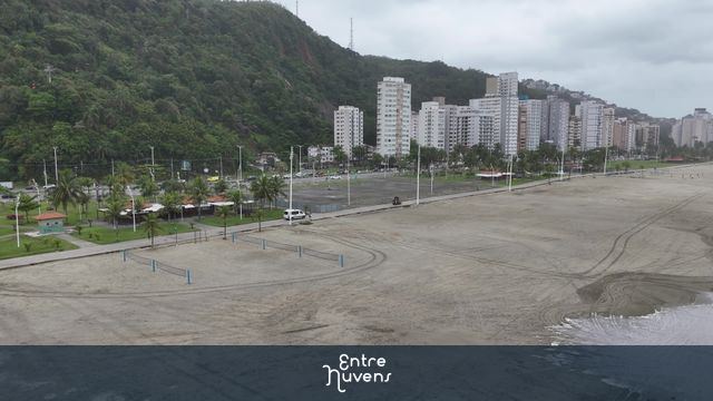 Carros no calçadão  — vídeo aéreo de São Vicente