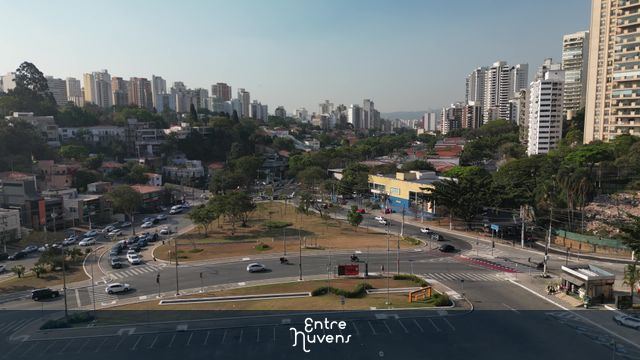Carros no cruzamento da praça charles miller — vídeo aéreo de São Paulo