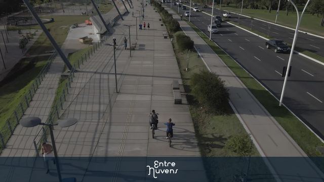 Casal andando de bicicleta — vídeo aéreo de Porto Alegre