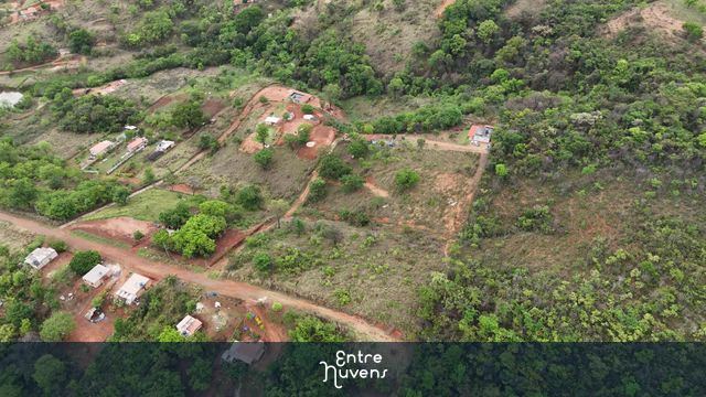 Casas rurais cercadas por vegetação densa cidade de esmeraldas minas gerais