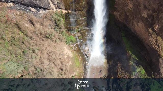 Cascata Conde d'Eu com uma queda de 127mts considerada a maior queda d'água do Estado do Rio de Janeiro — vídeo aéreo de Sumidouro