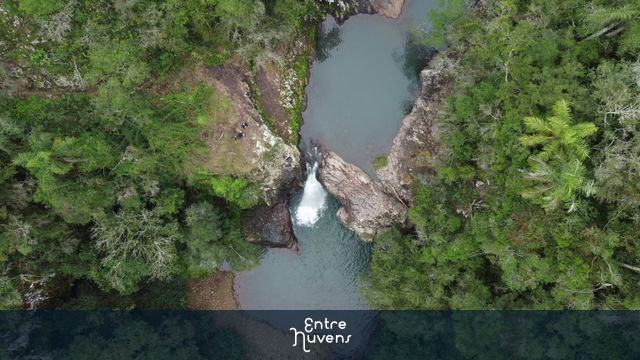 Cascata, nomeada de Cascata Cara de Índio  — vídeo aéreo de Ivorá