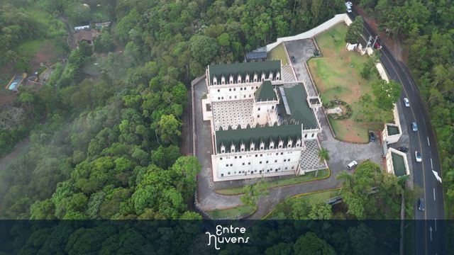 Castelo rodeado por mata verde exuberante