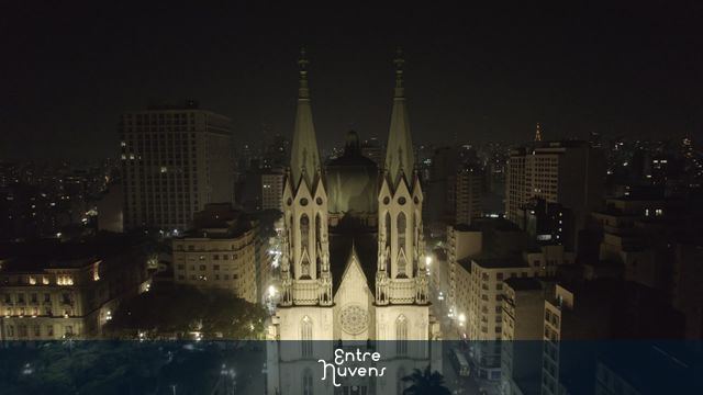 Catedral da Sé iluminada no coração de SP — vídeo aéreo de São Paulo