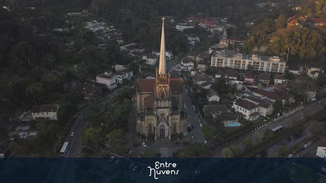 Catedral de Petrópolis em destaque entre as montanhas da Serra Fluminense