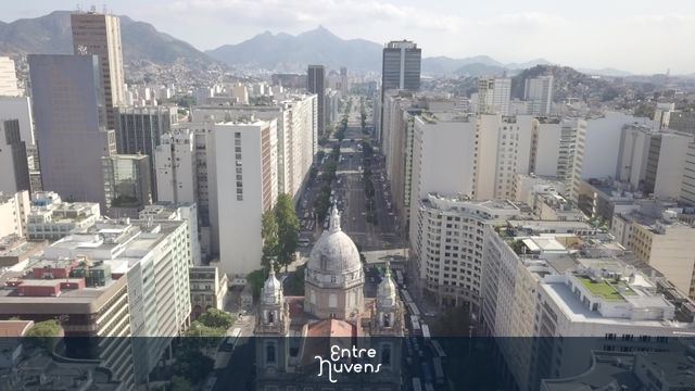 Igreja histórica da Candelária entre arranha-céus urbanos da Avenida Presidente Vargas no centro do Rio de Janeiro