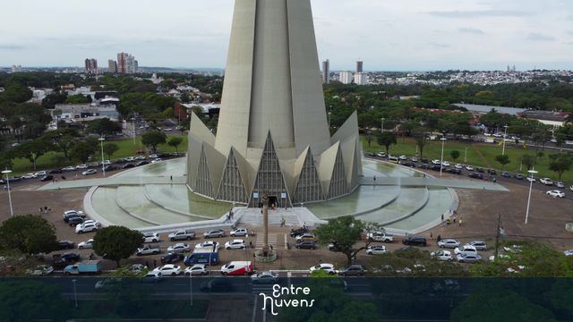Catedral Metropolitana Basílica Menor Nossa Senhora da Glória — vídeo aéreo de Maringá